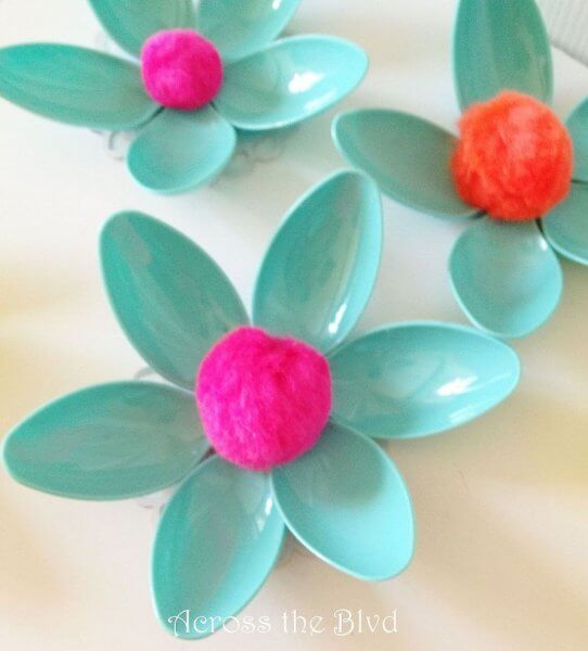 Read more about the article Kids Craft Time: Plastic Spoon Flowers